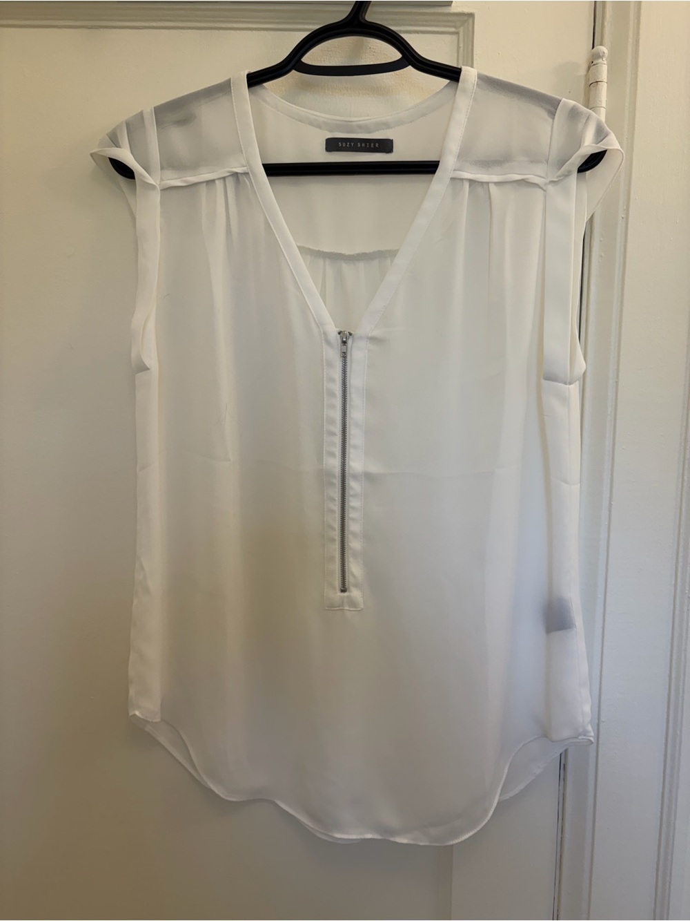 Suzy Shier White V-Neck Zip-Front Sleeveless Blouse